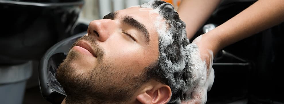 شستشوی موهای مردان با شامپو ملایم دارای فرکانس مناسب