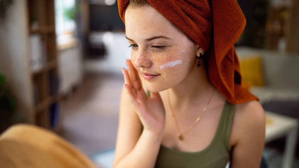 تأثیر محصولات آرایشی بر چربی پوست در بزرگسالان و کودکان