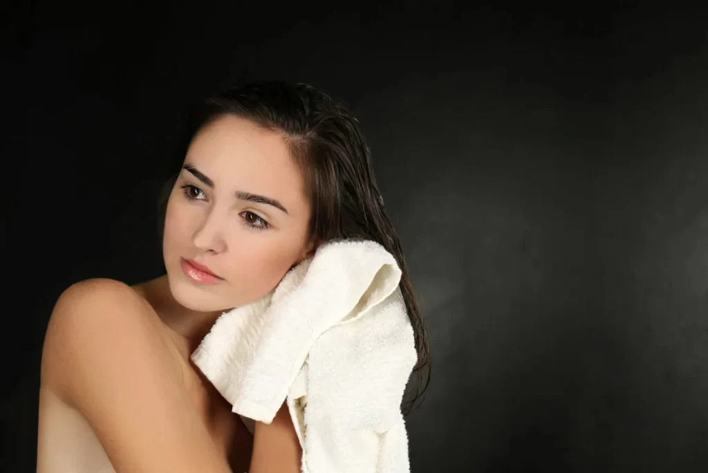 خشک کردن مو بعد از حمام چگونه باید باشد؟